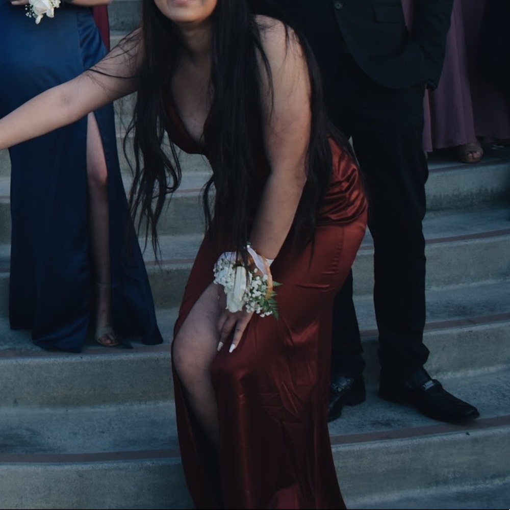 Windsor Kehlani plunging formal satin dress - Picture 4 of 7
